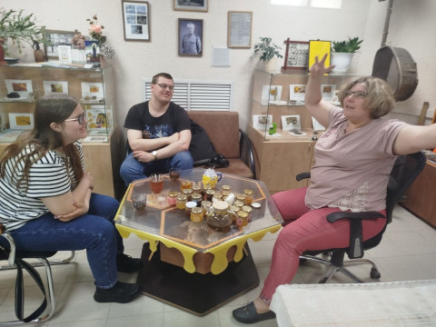 Гости из Бердска в Пчелотеке